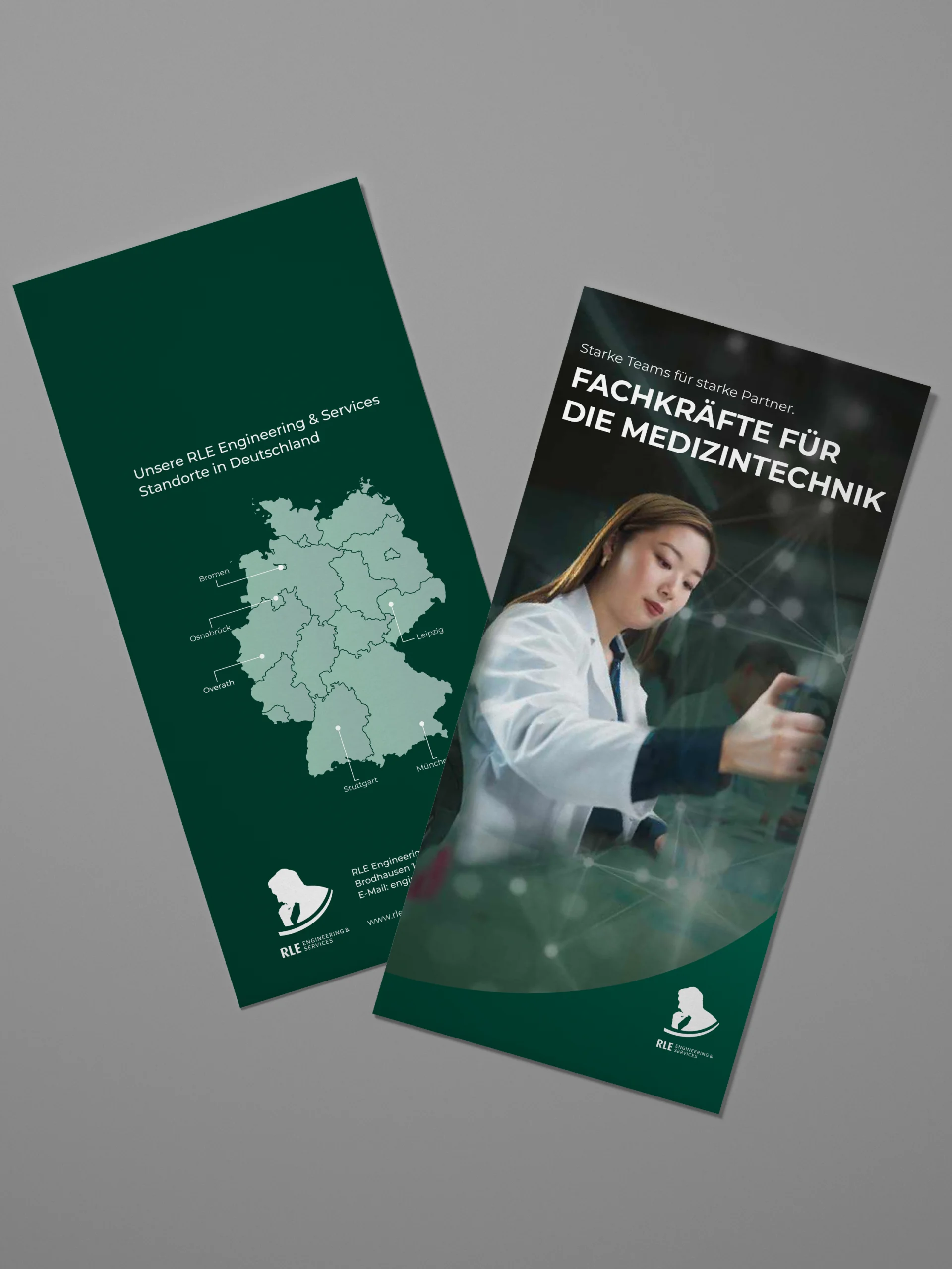 Mock-up eines RLE Engineering & Services Flyers mit Standortkarte Deutschlands und Branchenmotiv. Professionelles Werbematerial zur Präsentation von RLE Engineering & Services Lösungen im Bereich Medizintechnik